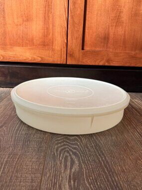 Vintage Round Pie/Cupcake Keeper